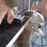 Anetsberger GmbH Schreinerei - Holzhandel - Application of the corner rounder MZ 02 90F: After lightly pressing on the support, the horizontal position is securely defined