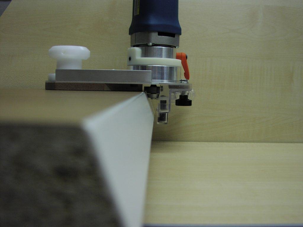 Universal edge router for blunt edges