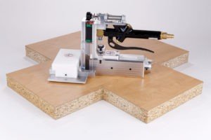The notcher has been used successfully and for a long time to notch corners without CNC in the kitchen furniture industry and in trade for more than a decade.