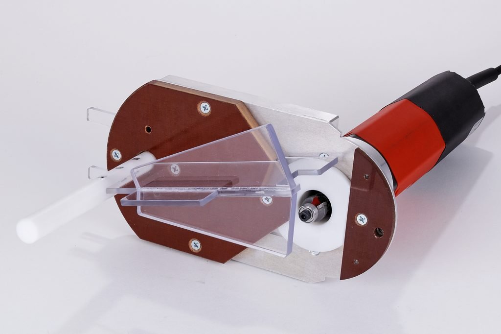 Yleiskäyttöinen särmäysjyrsin kevyellä sähkömoottorilla varustettuna