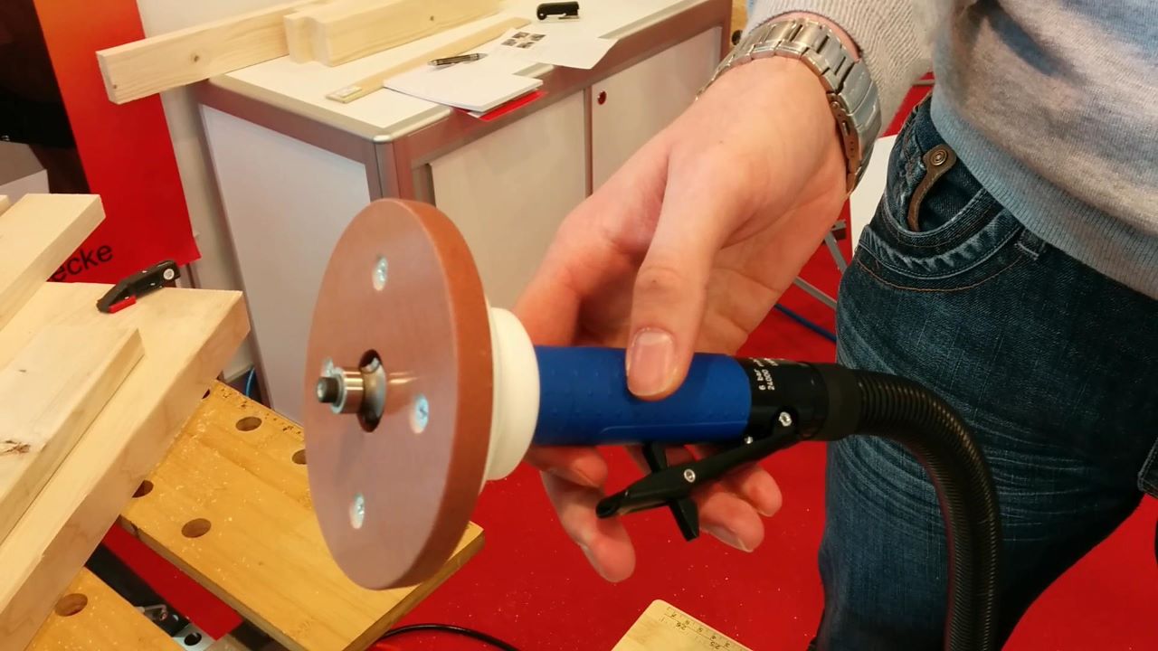 Mässdemonstration av KF 400 TOP premium kantfräs med tryckluft