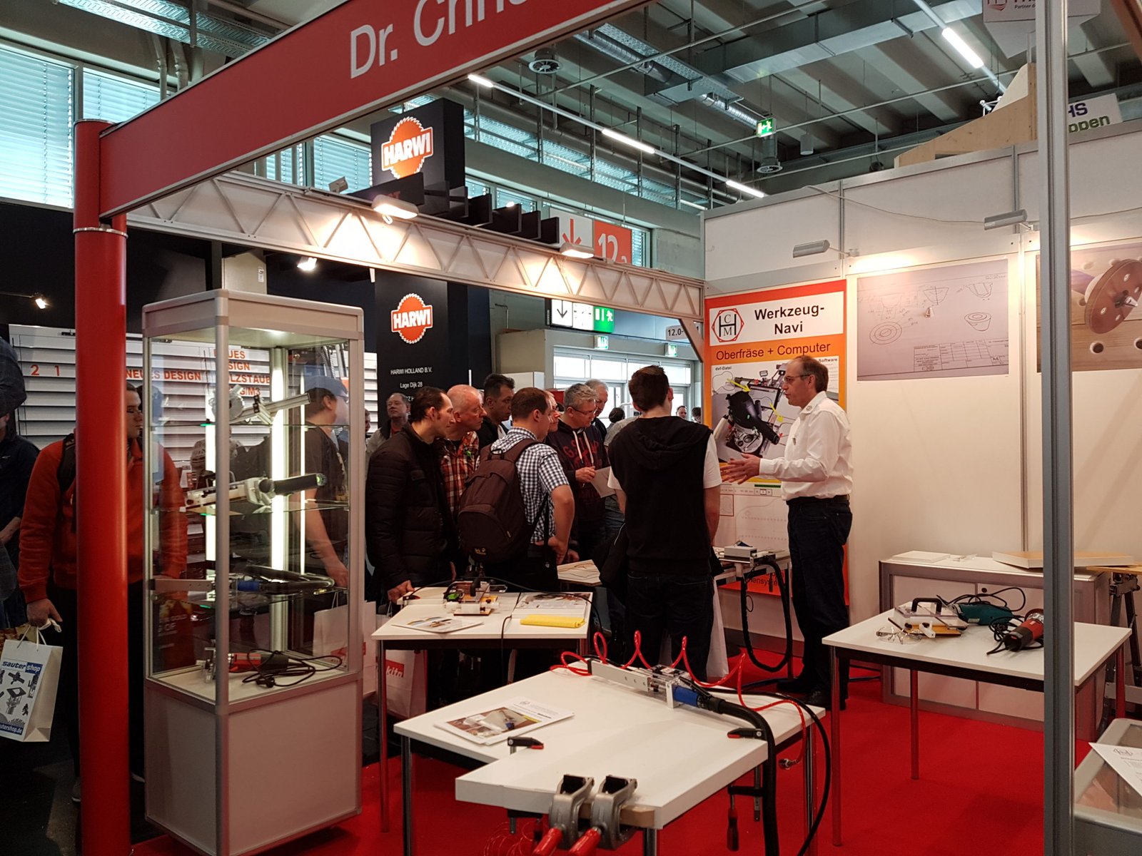 Router z komputerem i ekranem dotykowym