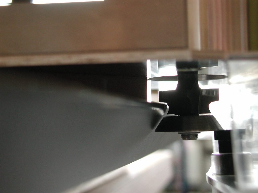 The thrust bearing adjusts the offset of the milling cutter to the workpiece.