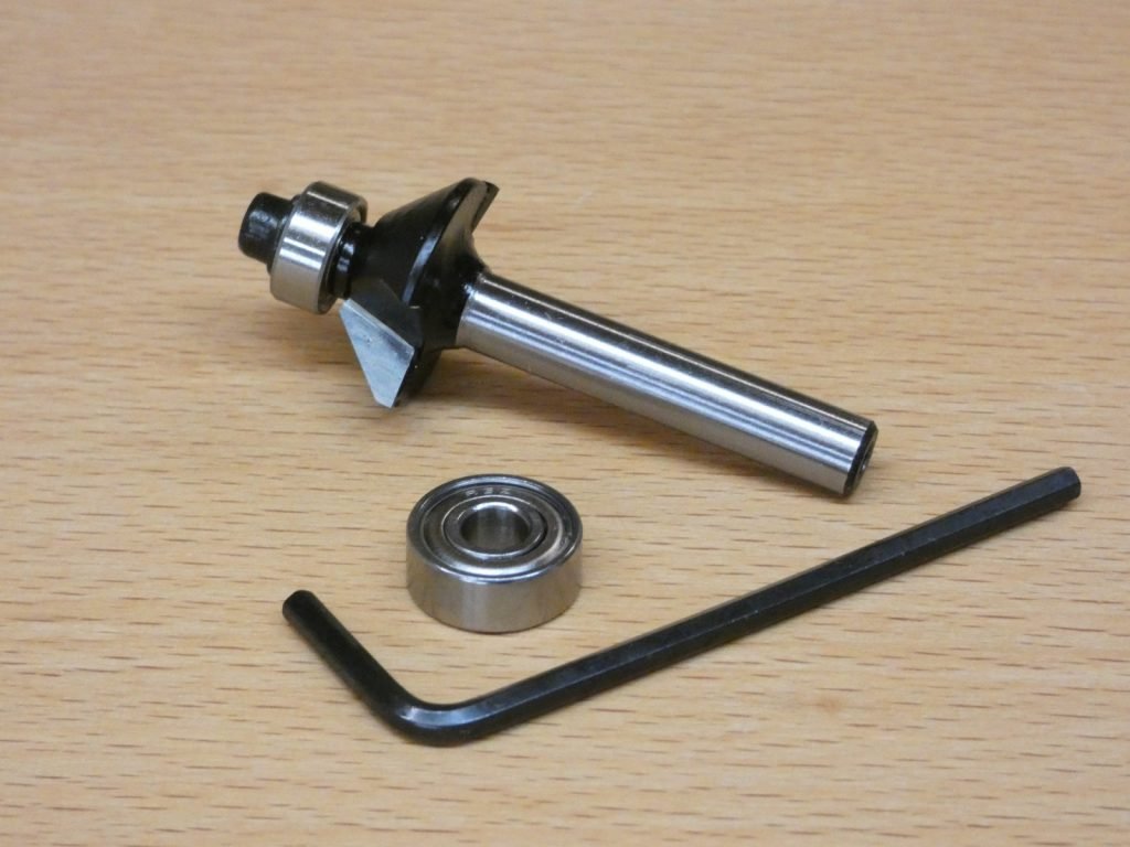 Tarkkuusviistejyrsin, jossa on parannettu keskipitkäkeskisyys