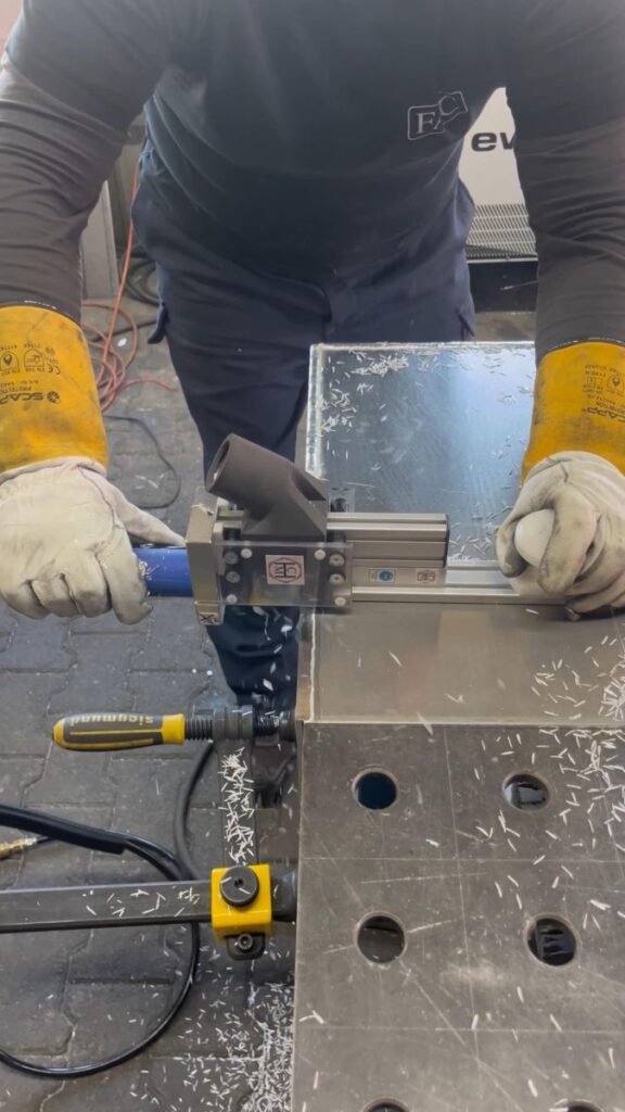 Der Schweißnaht-Fräser wird mit zwei Händen sicher über die Schweißnaht gezogen